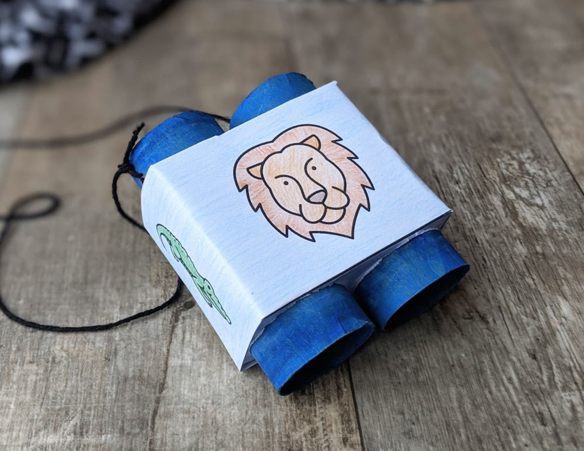 DIY Toilet Paper Roll Binoculars with free printable! Raise Curious Kids