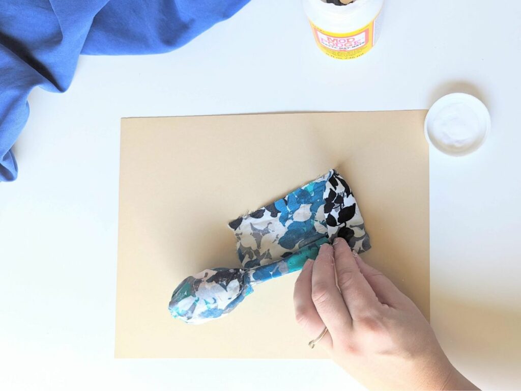 Wrap the fabric around the handle of the spoons
